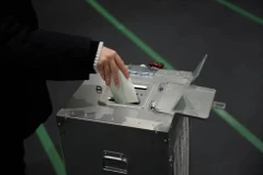 Một cử tri bỏ phiếu tại một điểm bỏ phiếu ở Tokyo. (Nguồn: AP)