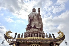 Nằm giữa núi rừng hùng vĩ, chùa Kim Tiên (phường Tịnh Biên, tỉnh An Giang) là điểm đến tâm linh độc đáo của vùng Bảy Núi, An Giang. Điểm nhấn nổi bật của ngôi chùa là tượng Phật A Di Đà cao 24 mét, được đặt uy nghi trên mái chính điện, vươn cao giữa nền trời và núi non trập trùng. (Ảnh: Thanh Sang/TTXVN)