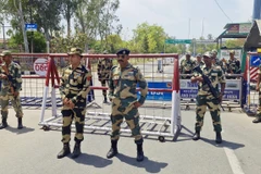 Lực lượng an ninh Ấn Độ gác tại điểm kiểm soát ở Amritsar, bang Punjab, Ấn Độ. (Ảnh: ANI/TTXVN)