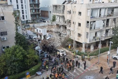 Hiện trường một khu vực trúng tên lửa của Iran tại Tel Aviv, Israel ngày 24/3/2026. (Ảnh: THX/TTXVN)