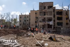 Tòa nhà bị hư hại do trúng tên lửa tại Arad, Israel ngày 22/3/2026. (Nguồn: THX/TTXVN)