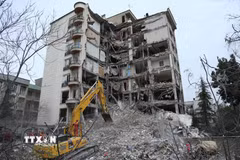 Tòa nhà bị phá hủy sau cuộc không kích tại Tehran, Iran, ngày 23/3/2026. (Ảnh: THX/TTXVN)