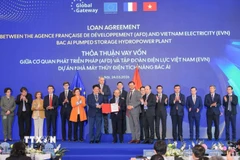 Phó Thủ tướng Hồ Đức Phớc và Cao ủy châu Âu phụ trách Quan hệ Đối tác Quốc tế Jozef Síkela chứng kiến Lễ trao thỏa thuận vay vốn giữa Cơ quan Phát triển Pháp (AFD) và Tập đoàn Điện lực Việt Nam (EVN) - Dự án Nhà máy Thủy điện tích năng Bác Ái. (Ảnh: Hoàng Hiếu/TTXVN)