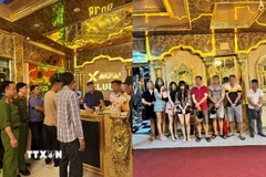 Các đối tượng bị bắt quả tang cùng tang vật vụ án. (Nguồn: TTXVN phát)