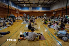 Người dân bị ảnh hưởng bởi động đất ở tạm nơi sơ tán tại Uki, tỉnh Kumamoto, Nhật Bản. (Ảnh: THX/TTXVN phát)