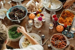 Với nhiều người, đặc biệt trong mùa lễ Tết, đầy hơi gần như là hệ quả tất yếu của việc ăn uống quá đà. (Nguồn: Getty Images)