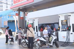 Người dân đến đổ xăng tại một cửa hàng xăng dầu ở thành phố Stung Treng, tỉnh Stung Treng, Đông Bắc Campuchia. (Ảnh: Huỳnh Thảo/TTXVN)