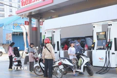 Người dân đến đổ xăng tại một cửa hàng xăng dầu ở thành phố Stung Treng, tỉnh Stung Treng, Đông Bắc Campuchia. (Ảnh: Huỳnh Thảo/TTXVN)