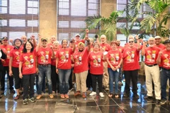 Các đại biểu Puerto Rico cùng hô vang: “Nước Việt Nam là một, dân tộc Việt Nam là một!” (Ảnh: Việt Hùng/TTXVN)