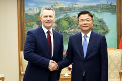 Phó Thủ tướng Lê Thành Long tiếp Bộ trưởng Giáo dục Australia Jason Clare. (Nguồn: Báo Chính phủ)