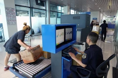 Lực lượng Hải quan Hải Phòng kiểm tra hành lý của khách nhập cảnh ở cảng hàng không Cát Bi, thành phố Hải phòng. (Ảnh: Vũ Sinh/TTXVN)