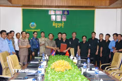 Ban Chỉ đạo 515 tỉnh Đắk Lắk và Ban Chuyên trách tỉnh Mondulkiri ký kết các nội dung tại hội đàm. (Ảnh: TTXVN phát)
