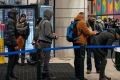 Lực lượng chức năng kiểm tra giấy tờ của những người đến tòa án di trú Mỹ ở Manhattan, New York. (Nguồn: Reuters)