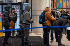 Lực lượng chức năng kiểm tra giấy tờ của những người đến tòa án di trú Mỹ ở Manhattan, New York. (Nguồn: Reuters)