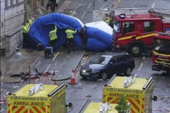 Hiện trường xe ôtô lao vào đám đông người hâm mộ diễu hành mừng chiến thắng của câu lạc bộ Liverpool ở Liverpool, Anh ngày 26/5/2025. (Ảnh: AP/TTXVN)