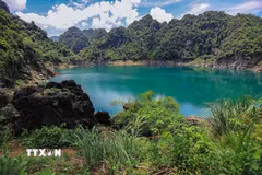 Hồ Mắt Ngọc vẫn còn hoang sơ, không ồn ào dịch vụ, dành cho những ai muốn hòa mình vào thiên nhiên hoặc đơn giản chỉ để thả lỏng tâm trí. (Ảnh: Trọng Đạt/TTXVN)