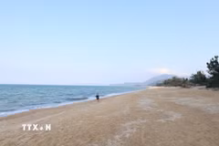 Thiên nhiên ban tặng bãi cát vàng trải rộng và nước biển trong xanh cho bãi biển Hàm Rồng. (Ảnh: Hải Âu/TTXVN)