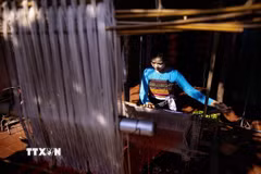 Phụ nữ Thái dệt thổ cẩm tại bản Pom Coọng. (Ảnh: Trọng Đạt/TTXVN)