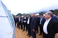 Đoàn công Tỉnh ủy Phú Thọ kiểm tra tiến độ dự án Cao tốc Hòa Bình-Mộc Châu. (Ảnh: Thanh Hải/TTXVN)