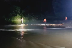 Lực lượng cứu hộ cứu nạn tìm kiếm 2 học sinh bị đuối nước tại huyện Hải Hà (Quảng Ninh). (Ảnh: TTXVN phát)