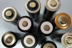 Trong 4 năm qua, đảo Guernsey (Anh) đã xảy ra khoảng 40 vụ cháy tại các cơ sở xử lý rác trên đảo, phần lớn liên quan đến các vật dụng nguy hiểm, trong đó có pin bị thải bỏ không đúng cách. (Nguồn: BBC)