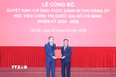 Thường trực Ban Bí thư Trần Cẩm Tú trao Quyết định chỉ định chức danh Bí thư Đảng uỷ Học viện Chính trị Quốc gia Hồ Chí Minh, nhiệm kỳ 2025-2030 cho đồng chí Đoàn Minh Huấn. (Ảnh: Phương Hoa/TTXVN)