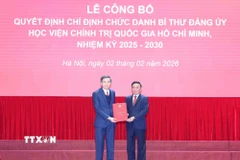 Thường trực Ban Bí thư Trần Cẩm Tú trao Quyết định chỉ định chức danh Bí thư Đảng uỷ Học viện Chính trị Quốc gia Hồ Chí Minh, nhiệm kỳ 2025-2030 cho đồng chí Đoàn Minh Huấn. (Ảnh: Phương Hoa/TTXVN)