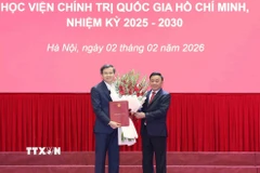 Thường trực Ban Bí thư Trần Cẩm Tú tặng hoa chúc mừng đồng chí Đoàn Minh Huấn. (Ảnh: Phương Hoa/TTXVN)