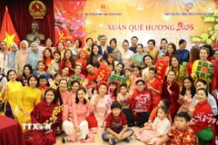 Đại sứ Đinh Ngọc Linh, Phu nhân và Chủ tịch Trần Thị Chang chụp ảnh cùng cộng đồng tại chương trình. (Ảnh: Viên Luyến/TTXVN)