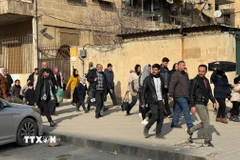 Người dân sơ tán tránh xung đột tại thành phố Aleppo, Syria, ngày 7/1/2026. (Nguồn: THX/TTXVN)