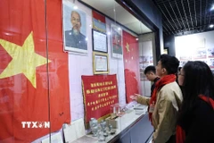 Đoàn đại biểu thanh niên 5 tỉnh, thành phố của Việt Nam tham quan Bệnh viện Nam Khê Sơn tại Quế Lâm, Quảng Tây. (Ảnh: Quang Hưng/TTXVN)