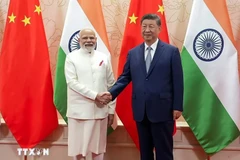 Thủ tướng Ấn Độ Narendra Modi (trái) và Chủ tịch Trung Quốc Tập Cận Bình tại cuộc gặp ở Thiên Tân, Trung Quốc ngày 31/8/2025. (Nguồn: ANI/TTXVN)