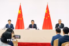 Người phát ngôn Bộ Thương mại Trung Quốc Hà Á Đông (trái). (Nguồn: THX/TTXVN)