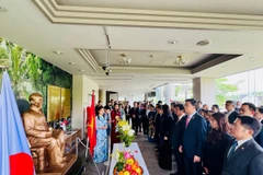 Các đại biểu dâng hương tưởng nhớ Chủ tịch Hồ Chí Minh. (Ảnh: Phạm Tuân/TTXVN)