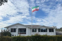 Một lá cờ tung bay trên Đại sứ quán Cộng hòa Hồi giáo Iran tại Canberra, Australia. (Nguồn: Reuters)