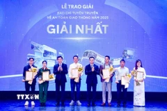 Ban tổ chức trao giải nhất cho các tác giả đoạt giải nhất. (Nguồn: TTXVN)