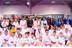 Phu nhân Tổng Bí thư Tô Lâm thăm nơi đào tạo các vận động khuyết tật ở Kazakhstan. (Nguồn: VTV)