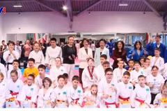 Phu nhân Tổng Bí thư Tô Lâm thăm nơi đào tạo các vận động khuyết tật ở Kazakhstan. (Nguồn: VTV)