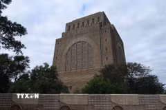 Nằm uy nghi trên đỉnh một ngọn đồi lộng gió ở thủ đô Pretoria, Đài tưởng niệm Voortrekker không chỉ là một trong những công trình kiến trúc bằng đá granite khối lớn nhất Nam Phi, mà còn được ví như một "cuốn biên niên sử bằng đá" sống động, lưu giữ chương lịch sử đầy gian khổ nhưng kiên cường của những người tiên phong gốc Âu. (Ảnh: Hồng Minh/TTXVN)