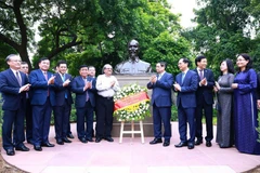 Tháng 7/2024, Thủ tướng Phạm Minh Chính và Đoàn đại biểu Việt Nam bên tượng Chủ tịch Hồ Chí Minh ở Thủ đô New Delhi. (Ảnh: Dương Giang/TTXVN)