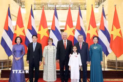 Tổng Bí thư Tô Lâm và Phu nhân, Chủ tịch nước Lương Cường và Phu nhân cùng Bí thư thứ Nhất Đảng Cộng sản Cuba, Chủ tịch nước Cuba Miguel Díaz-Canel Bermúdez và Phu nhân chụp ảnh chung. (Ảnh: Thống Nhất/TTXVN)