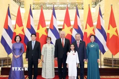 Tổng Bí thư Tô Lâm và Phu nhân, Chủ tịch nước Lương Cường và Phu nhân cùng Bí thư thứ Nhất Đảng Cộng sản Cuba, Chủ tịch nước Cuba Miguel Díaz-Canel Bermúdez và Phu nhân chụp ảnh chung. (Ảnh: Thống Nhất/TTXVN)