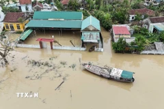 Nước sông Lam dâng cao khiến nhiều khu vực bị ngập, đường giao thông trong thôn Hồng Lam, Hà Tĩnh bị chia cắt cục bộ hồi đầu tháng 9. (Ảnh: Hữu Quyết/TTXVN)