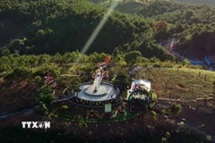 Cột mốc ba biên nằm giữa núi rừng, phân chia ranh giới ba nước Việt Nam-Lào-Campuchia. (Ảnh: Cao Nguyên/TTXVN)