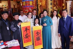 Các thầy đồ tặng chữ thư pháp cho Phu nhân Bí thư thứ nhất, Chủ tịch nước Cuba. (Ảnh: Văn Điệp/TTXVN)