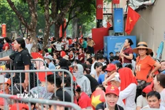 Sáng 1/9, tại khắp các khu phố quanh Quảng trường Ba Đình đã chật kín người dân và du khách đến chờ xem Lễ diễu binh, diễu hành kỷ niệm 80 năm Quốc khánh 2/9. (Ảnh: Lê Đông/TTXVN)