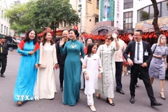 Hai Phu nhân tham quan tại phố đi bộ Hồ Hoàn Kiếm. (Ảnh: Văn Điệp/TTXVN)