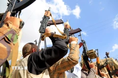 Các tay súng Houthi tại Sanaa, Yemen. (Nguồn: THX/TTXVN)
