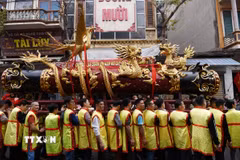 Quả pháo được rước từ nhà truyền thống ra đình làm lễ. (Ảnh: Thanh Thương/TTXVN)