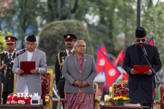 Ông Balendra Shah (phải) tuyên thệ nhậm chức Thủ tướng Nepal tại buổi lễ ở Kathmandu ngày 27/3/2026. (Nguồn: THX/TTXVN)